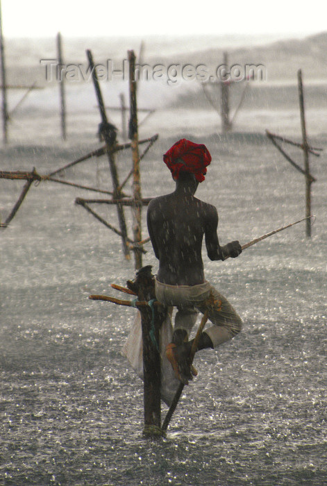 sri-lanka129: Sri Lanka - Weligama: stilt fisherman in the rain (photo by B.Cain) - (c) Travel-Images.com - Stock Photography agency - Image Bank