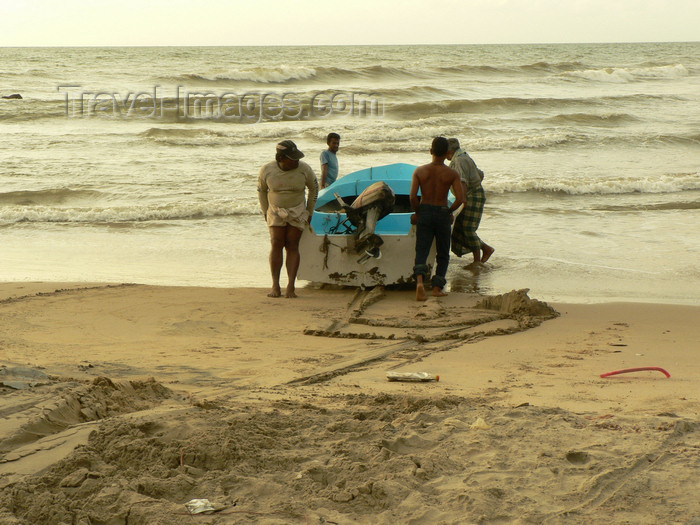 sri-lanka138: Sri Lanka - Negombo - beach - off for fishing in the evening - photo by K.Y.Ganeshapriya - (c) Travel-Images.com - Stock Photography agency - Image Bank