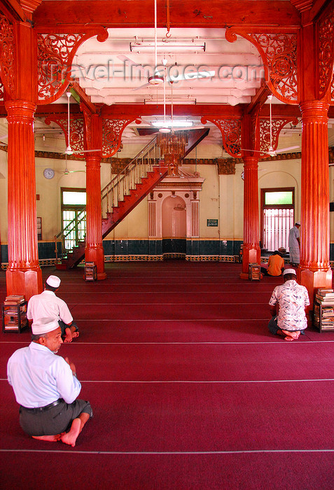 sri-lanka146: Colombo, Sri Lanka: prayer hall - Jami-Ul-Alfar Mosque - Pettah - photo by M.Torres - (c) Travel-Images.com - Stock Photography agency - Image Bank
