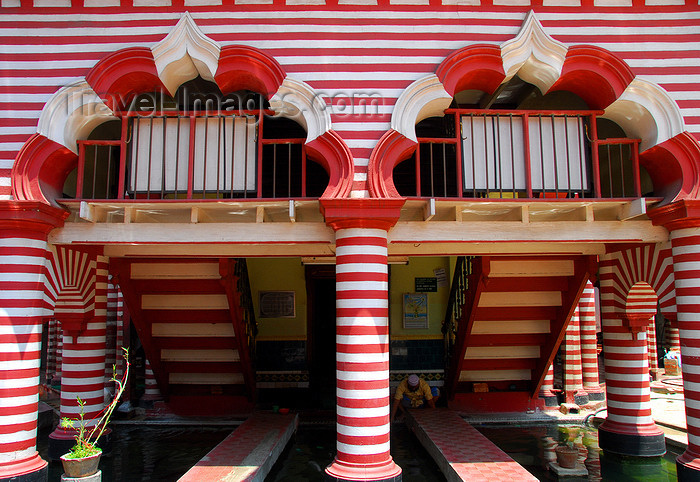 sri-lanka148: Colombo, Sri Lanka: candy striped ablutions pond - man performs wudu - Jami-Ul-Alfar Mosque - Pettah - photo by M.Torres - (c) Travel-Images.com - Stock Photography agency - Image Bank