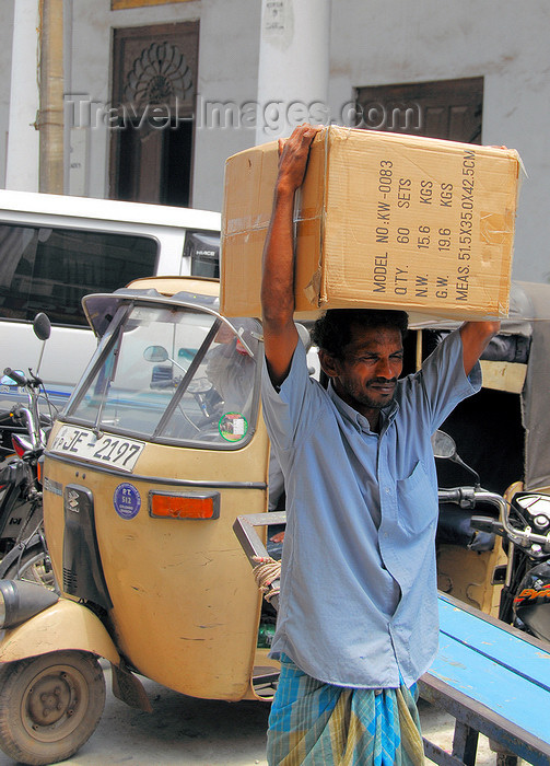 sri-lanka152: Colombo, Sri Lanka: man with a heavy box - Prince Street - Dutch Period Museum - Pettah - photo by M.Torres - (c) Travel-Images.com - Stock Photography agency - Image Bank