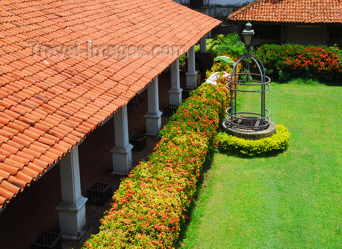 sri-lanka156: Colombo, Sri Lanka: garden courtyard with the house's original stone well - Dutch Period Museum - Pettah - photo by M.Torres - (c) Travel-Images.com - Stock Photography agency - Image Bank