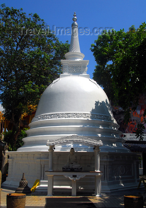 sri-lanka192: Colombo, Sri Lanka: Gangaramaya Temple - pure white stupa / dagoba - Slave island - photo by M.Torres - (c) Travel-Images.com - Stock Photography agency - Image Bank