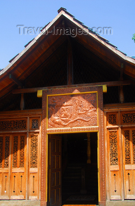 sri-lanka193: Colombo, Sri Lanka: Gangaramaya Temple - Japanese inspired wooden pavilion - Slave island - photo by M.Torres - (c) Travel-Images.com - Stock Photography agency - Image Bank