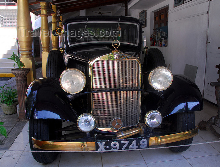 sri-lanka195: Colombo, Sri Lanka: Gangaramaya Temple - old German glory - 1940s Mercedes-Benz - Slave island - photo by M.Torres - (c) Travel-Images.com - Stock Photography agency - Image Bank