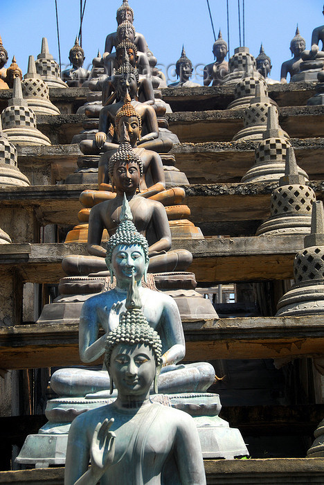 sri-lanka197: Colombo, Sri Lanka: Gangaramaya Bhikku Temple - line of Buddhas - Slave island - photo by M.Torres - (c) Travel-Images.com - Stock Photography agency - Image Bank