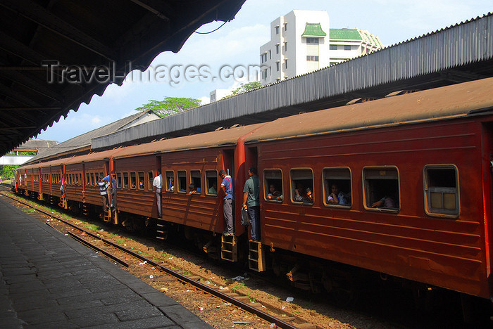 sri-lanka206: Colombo, Sri Lanka: train and platform - Colombo Fort Railway Station - photo by M.Torres - (c) Travel-Images.com - Stock Photography agency - Image Bank
