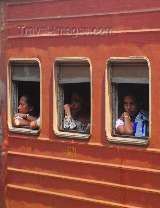 sri-lanka207: Colombo, Sri Lanka: passengers on a 3rd class carriage - train at Colombo Fort Railway Station - photo by M.Torres - (c) Travel-Images.com - Stock Photography agency - Image Bank