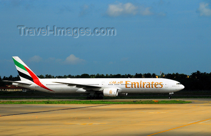 sri-lanka212: Colombo, Sri Lanka: Emirates Boeing 777-31H A6-EMN (cn 29063/262) - Colombo Bandaranaike International Airport (IATA: CMB, ICAO: VCBI) - airliner - Katunayake - photo by M.Torres - (c) Travel-Images.com - Stock Photography agency - Image Bank