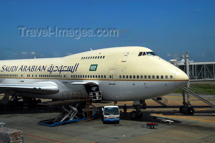 sri-lanka216: Colombo, Sri Lanka: Saudi Arabian Boeing 747-200 and airbridge - Colombo Bandaranaike International Airport (IATA: CMB, ICAO: VCBI) - airliner - Katunayake - photo by M.Torres - (c) Travel-Images.com - Stock Photography agency - Image Bank