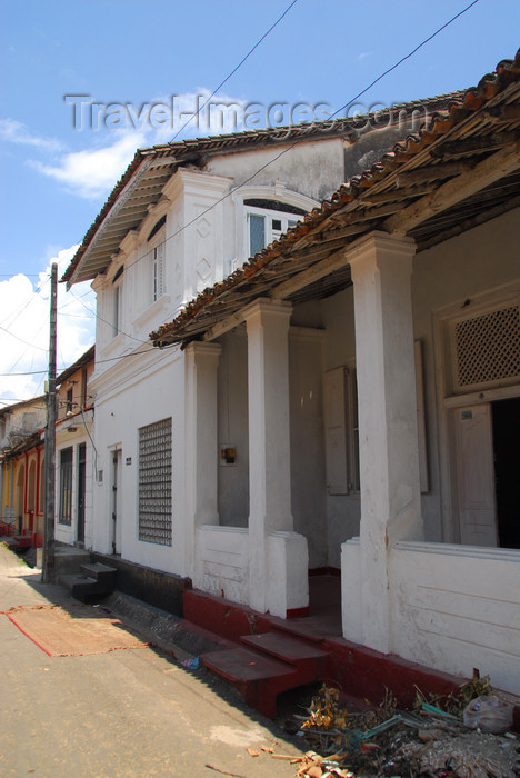 sri-lanka256: Galle, Southern Province, Sri Lanka: colonial architecture - Dutch 'stoep' - Old Town - UNESCO World Heritage Site - photo by M.Torres - (c) Travel-Images.com - Stock Photography agency - Image Bank