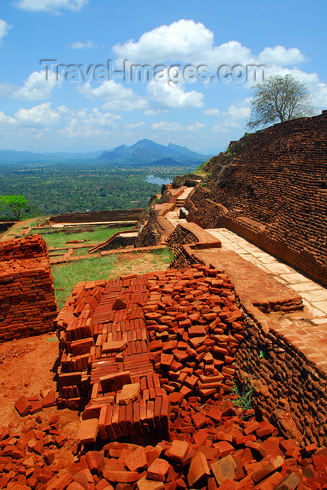 sri-lanka310: Sigiriya, Central Province, Sri Lanka: view from the top - landscape - Unesco World Heritage site - photo by M.Torres - (c) Travel-Images.com - Stock Photography agency - Image Bank