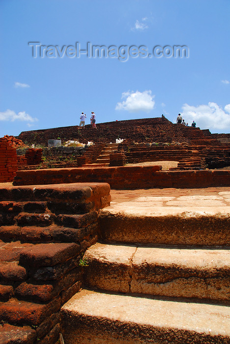 sri-lanka311: Sigiriya, Central Province, Sri Lanka: at the top - King Kasyapa palace fortress - Unesco World Heritage site - photo by M.Torres - (c) Travel-Images.com - Stock Photography agency - Image Bank