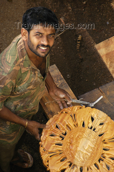 sri-lanka38: Sri Lanka - Kandy (Central province): wood worker - artisan - photo by B.Cain - (c) Travel-Images.com - Stock Photography agency - Image Bank