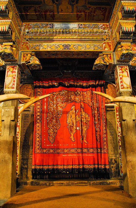 sri-lanka40: Kandy, Central province, Sri Lanka: the tooth sanctuary - Sri Dalada Maligawa - Temple of the Sacred Tooth Relic - photo by M.Torres - (c) Travel-Images.com - Stock Photography agency - Image Bank