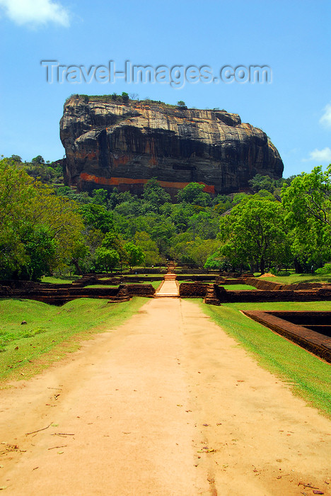 sri-lanka45: Sigiriya, Central Province, Sri Lanka: walking to the Lion rock - the magma plug from an ancient volcano - Unesco World Heritage site - photo by M.Torres - (c) Travel-Images.com - Stock Photography agency - Image Bank