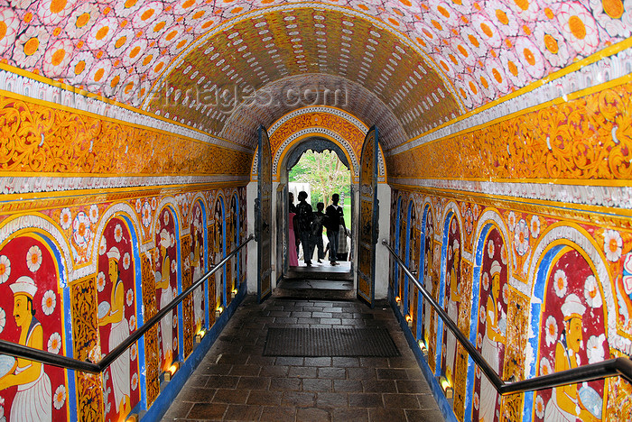 sri-lanka50: Kandy, Central province, Sri Lanka: entrance tunnel - Sri Dalada Maligawa - Temple of the Sacred Tooth Relic - photo by M.Torres - (c) Travel-Images.com - Stock Photography agency - Image Bank