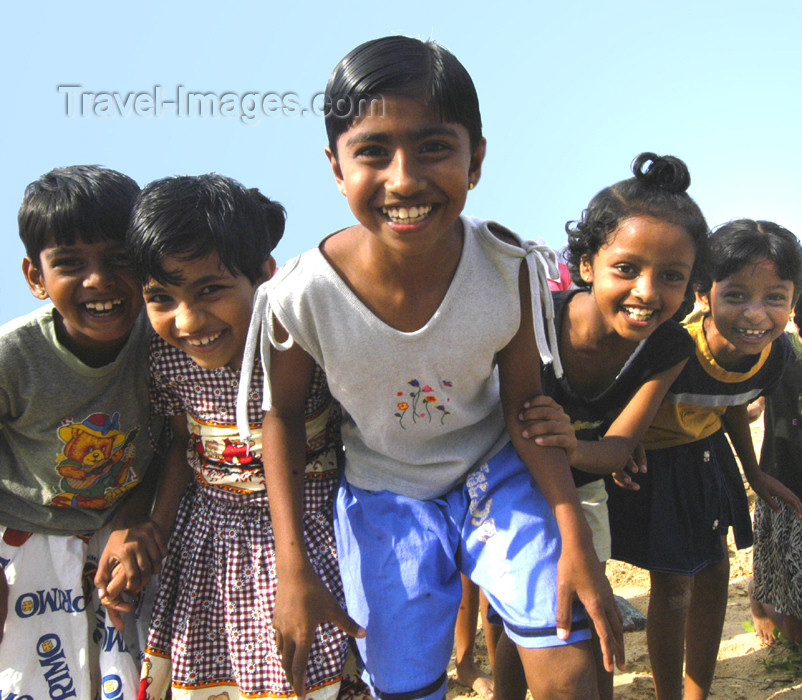 sri-lanka53: Sri Lanka - Beach kids, Weligama (photo by B.Cain) - (c) Travel-Images.com - Stock Photography agency - Image Bank