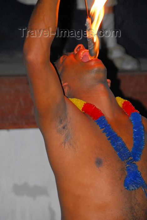 sri-lanka6: Kandy, Central province, Sri Lanka: fire eater - entertainer - Maha Nuvara - Senkadagalapura - photo by M.Torres - (c) Travel-Images.com - Stock Photography agency - Image Bank