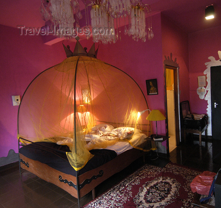 sri-lanka73: Kandy, Central Province, Sri Lanka: Helga's Folly hotel bedroom with mosquito net - photo by B.Cain - (c) Travel-Images.com - Stock Photography agency - Image Bank