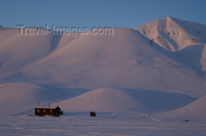 svalbard106: Svalbard - Spitsbergen island - Hiorthhamn: pink mountains and hut - sunset - photo by A.Ferrari - (c) Travel-Images.com - Stock Photography agency - Image Bank
