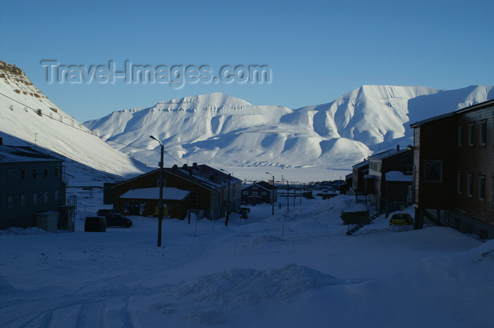 svalbard13: Svalbard - Spitsbergen island - Longyearbyen: with a view over Adventsfjorden - photo by A.Ferrari - (c) Travel-Images.com - Stock Photography agency - Image Bank
