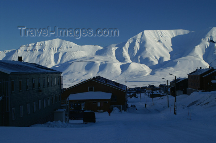 svalbard14: Svalbard - Spitsbergen island - Longyearbyen: settlement and view over Adventsfjorden - photo by A.Ferrari - (c) Travel-Images.com - Stock Photography agency - Image Bank