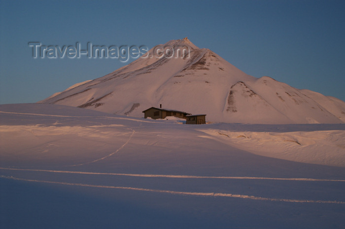 svalbard22: Svalbard - Spitsbergen island: Hiorthhamn: hut at sunset - photo by A.Ferrari - (c) Travel-Images.com - Stock Photography agency - Image Bank