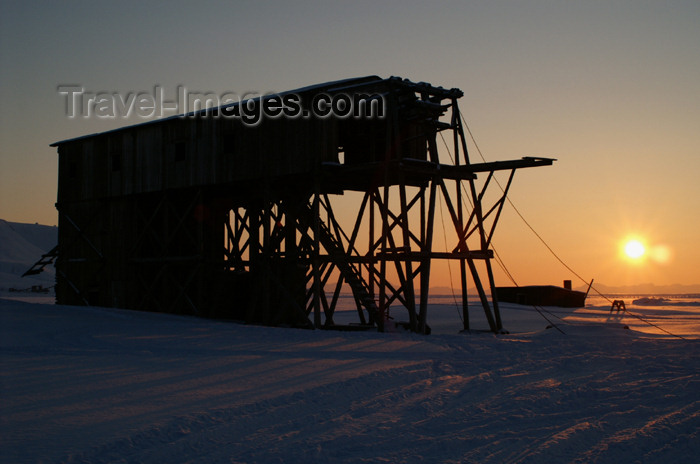 svalbard24: Svalbard - Spitsbergen island - Hiorthhamn: arctic sunset - photo by A.Ferrari - (c) Travel-Images.com - Stock Photography agency - Image Bank