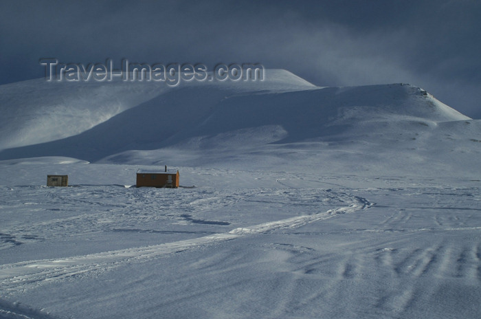 svalbard29: Svalbard - Spitsbergen island - Nordenskiöld Land: huts in the white emptiness - photo by A.Ferrari - (c) Travel-Images.com - Stock Photography agency - Image Bank