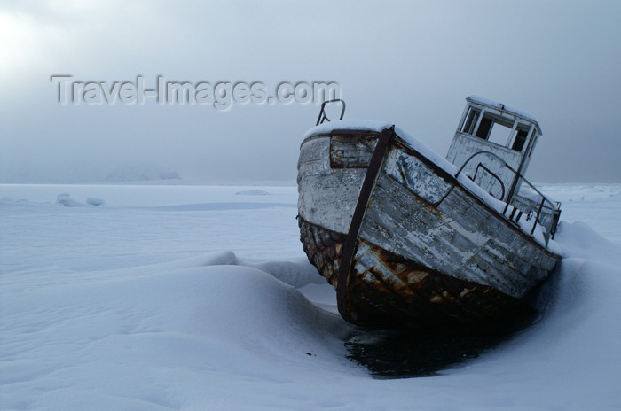 svalbard30: Svalbard - Spitsbergen island - Van Mijenfjorden: old boat in the snow - prow - photo by A.Ferrari - (c) Travel-Images.com - Stock Photography agency - Image Bank