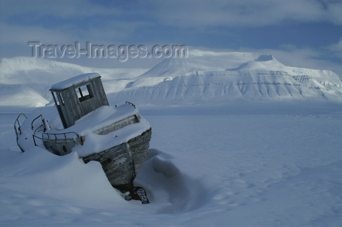 svalbard31: Svalbard - Spitsbergen island - Van Mijenfjorden: old boat in the snow - stern - Kolfjellet in the background - photo by A.Ferrari - (c) Travel-Images.com - Stock Photography agency - Image Bank