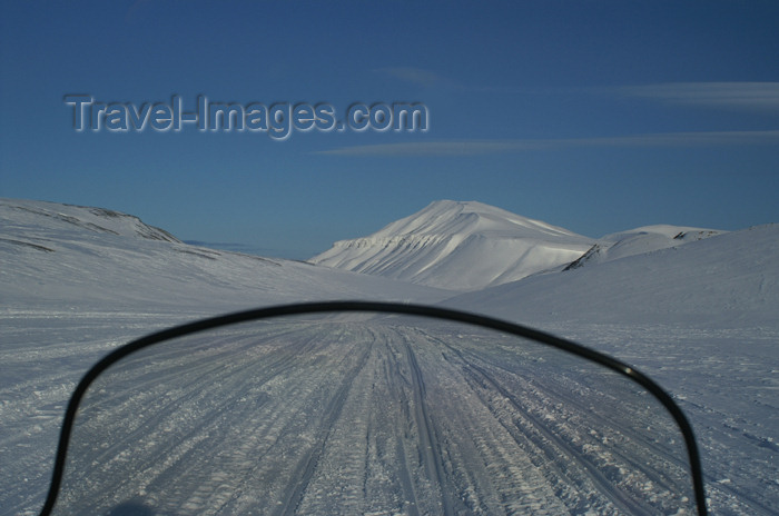 svalbard36: Svalbard - Spitsbergen island - Adventdalen: snow scooter excursion - photo by A.Ferrari - (c) Travel-Images.com - Stock Photography agency - Image Bank