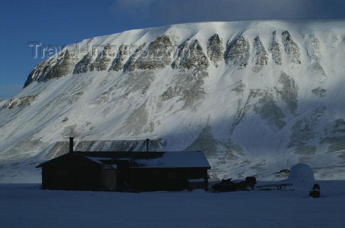 svalbard37: Svalbard - Spitsbergen island - Björndalen: hut - Platåberget in the background - photo by A.Ferrari - (c) Travel-Images.com - Stock Photography agency - Image Bank