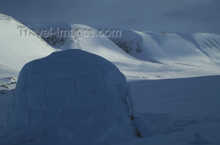 svalbard38: Svalbard - Spitsbergen island - Björndalen: Igloo and hills - photo by A.Ferrari - (c) Travel-Images.com - Stock Photography agency - Image Bank
