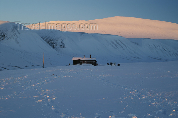 svalbard43: Svalbard - Spitsbergen island - Björndalen: hut - sunset - photo by A.Ferrari - (c) Travel-Images.com - Stock Photography agency - Image Bank