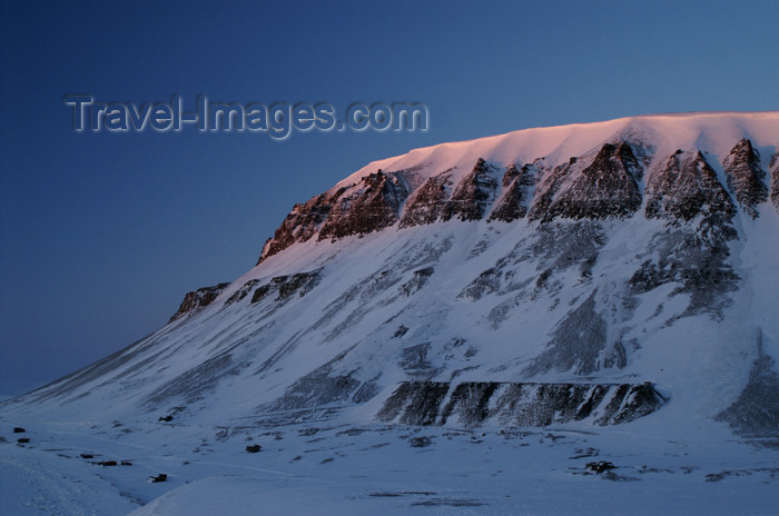 svalbard50: Svalbard - Spitsbergen island - Björndalen: cliffs at sunset - photo by A.Ferrari - (c) Travel-Images.com - Stock Photography agency - Image Bank