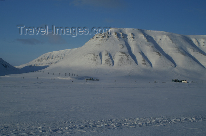 svalbard57: Svalbard - Spitsbergen island - Adventdalen: the scale of human occupation - photo by A.Ferrari - (c) Travel-Images.com - Stock Photography agency - Image Bank