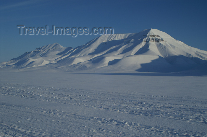 svalbard58: Svalbard - Spitsbergen island - Adventdalen: mountains - photo by A.Ferrari - (c) Travel-Images.com - Stock Photography agency - Image Bank