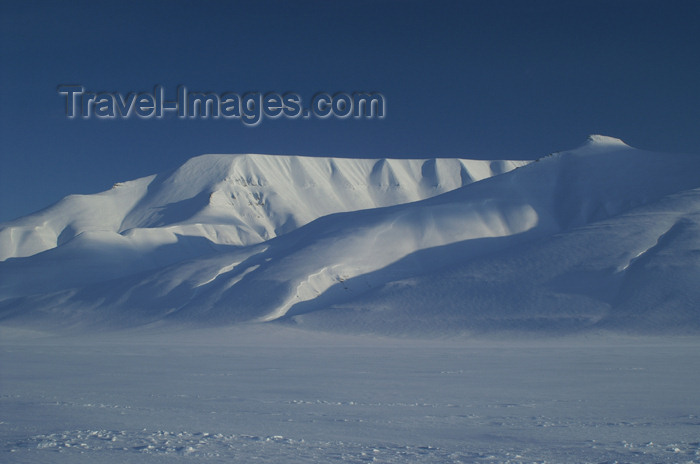 svalbard59: Svalbard - Spitsbergen island - Adventdalen: white on white - photo by A.Ferrari - (c) Travel-Images.com - Stock Photography agency - Image Bank