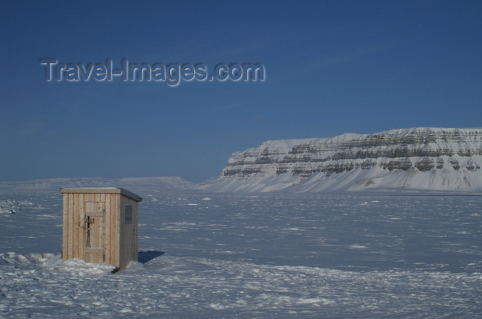 svalbard61: Svalbard - Spitsbergen island - Tempelfjorden: small hut - photo by A.Ferrari - (c) Travel-Images.com - Stock Photography agency - Image Bank