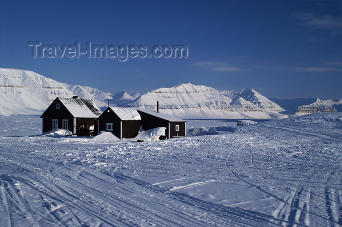 svalbard62: Svalbard - Spitsbergen island - Longyearbyen: settlement and view over Adventsfjorden - photo by A.Ferrari - (c) Travel-Images.com - Stock Photography agency - Image Bank