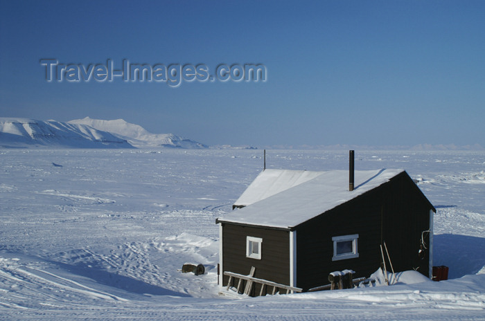 svalbard63: Svalbard - Spitsbergen island - Tempelfjorden: small cottage - photo by A.Ferrari - (c) Travel-Images.com - Stock Photography agency - Image Bank