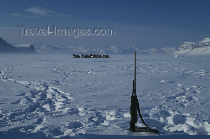 svalbard67: Svalbard - Spitsbergen island - Tempelfjorden: rifle and snow scooters - photo by A.Ferrari - (c) Travel-Images.com - Stock Photography agency - Image Bank