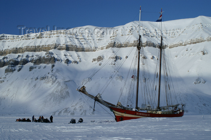 svalbard71: Svalbard - Spitsbergen island - Tempelfjorden: the Noorderlich boat - portside - photo by A.Ferrari - (c) Travel-Images.com - Stock Photography agency - Image Bank