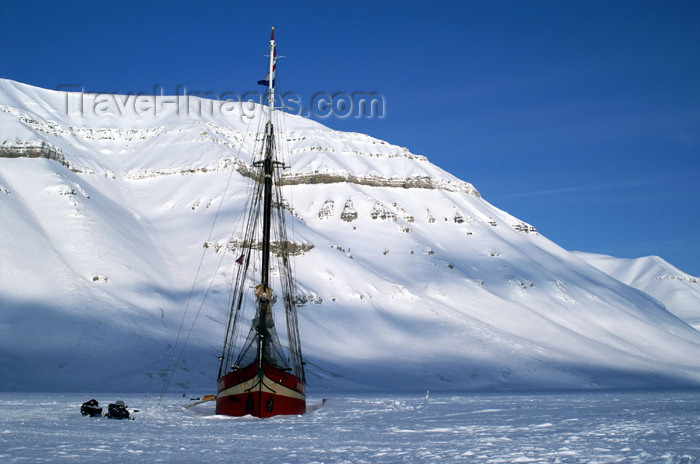 svalbard72: Svalbard - Spitsbergen island - Tempelfjorden: the Noorderlich boat - prow - photo by A.Ferrari - (c) Travel-Images.com - Stock Photography agency - Image Bank