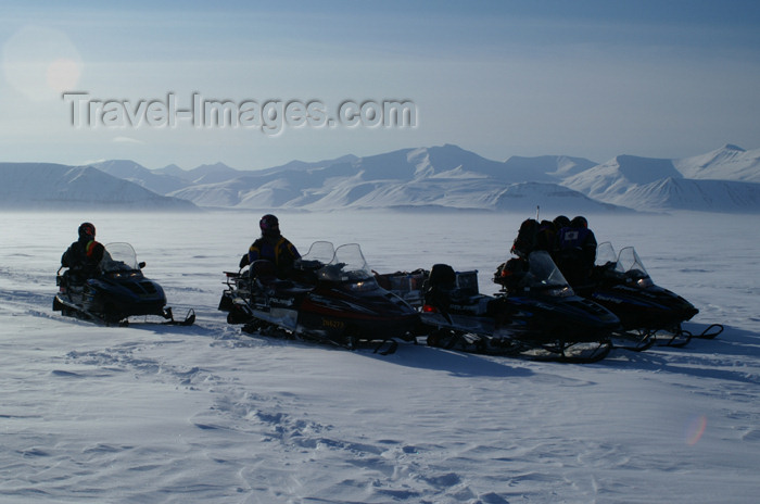 svalbard77: Svalbard - Spitsbergen island - Billefjorden: group with snow scooters - photo by A.Ferrari - (c) Travel-Images.com - Stock Photography agency - Image Bank