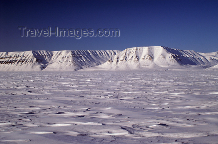 svalbard81: Svalbard - Spitsbergen island - Billefjorden: skyline - photo by A.Ferrari - (c) Travel-Images.com - Stock Photography agency - Image Bank