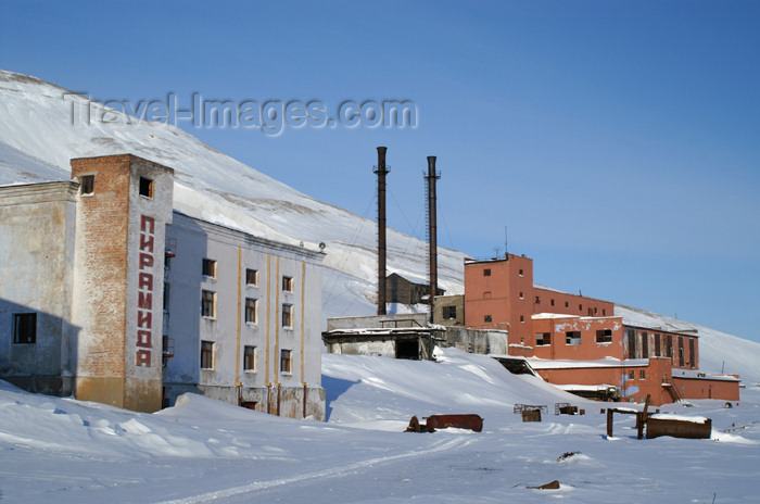 svalbard87: Svalbard - Spitsbergen island - Pyramiden: Trust Artikugol coal mining facilities - photo by A.Ferrari - (c) Travel-Images.com - Stock Photography agency - Image Bank