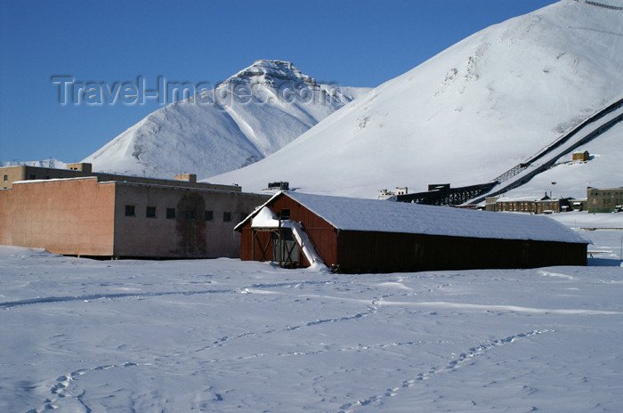 svalbard89: Svalbard - Spitsbergen island - Pyramiden: in the centre - photo by A.Ferrari - (c) Travel-Images.com - Stock Photography agency - Image Bank